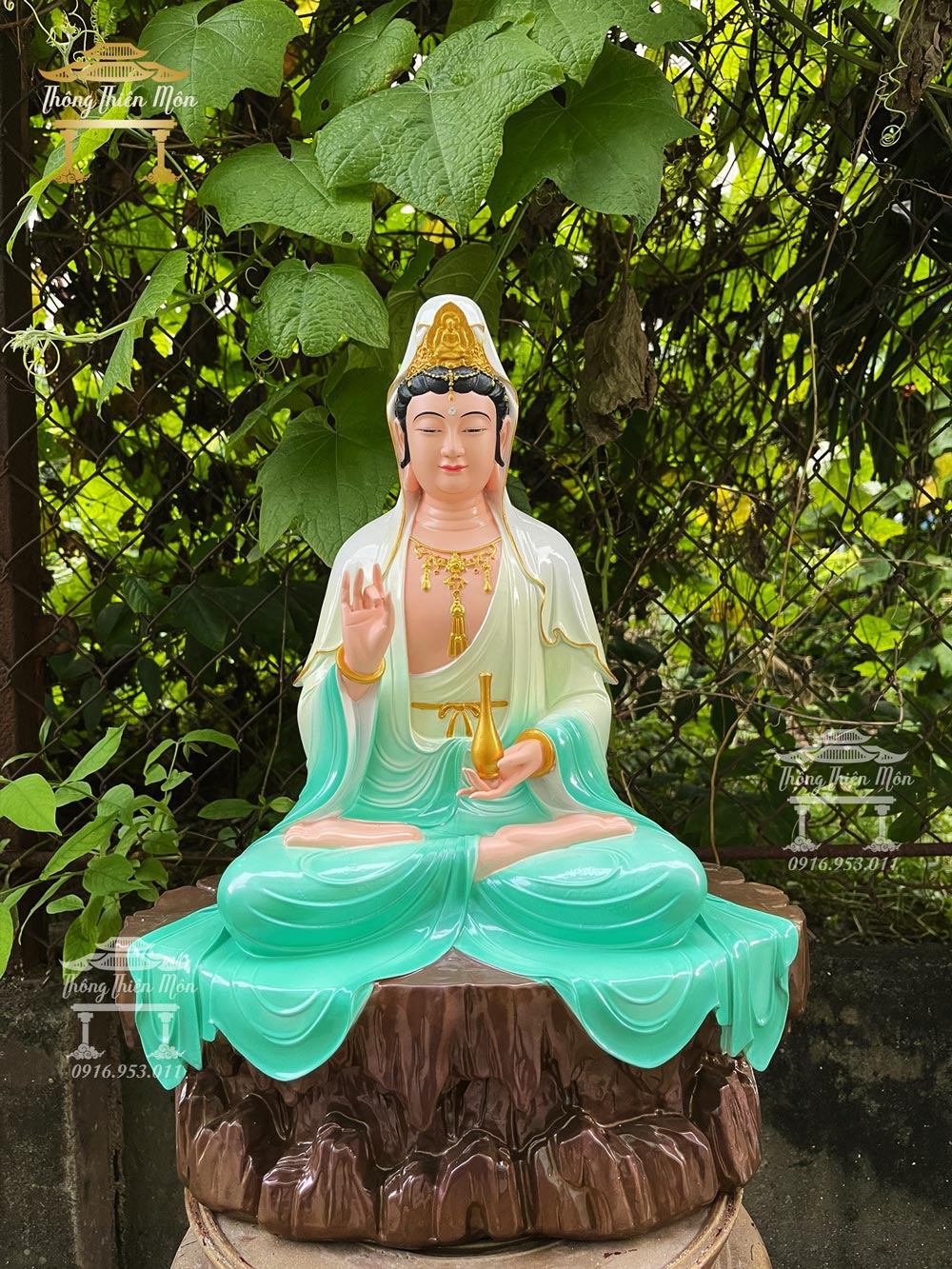 Tượng quan âm tự tại tĩnh tọa trên đá