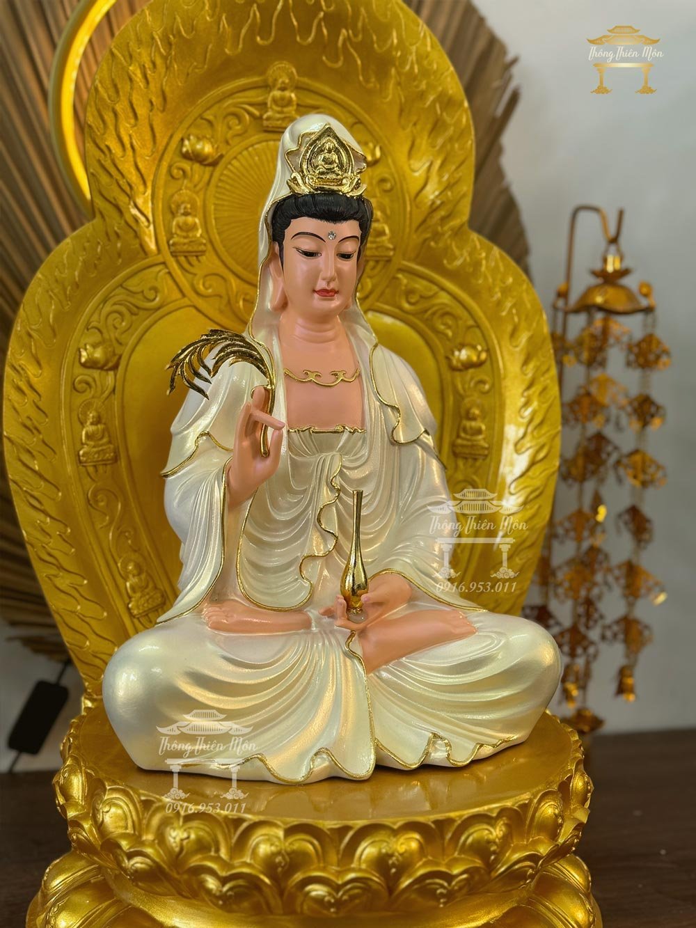Tượng Quan Âm tọa đế sen